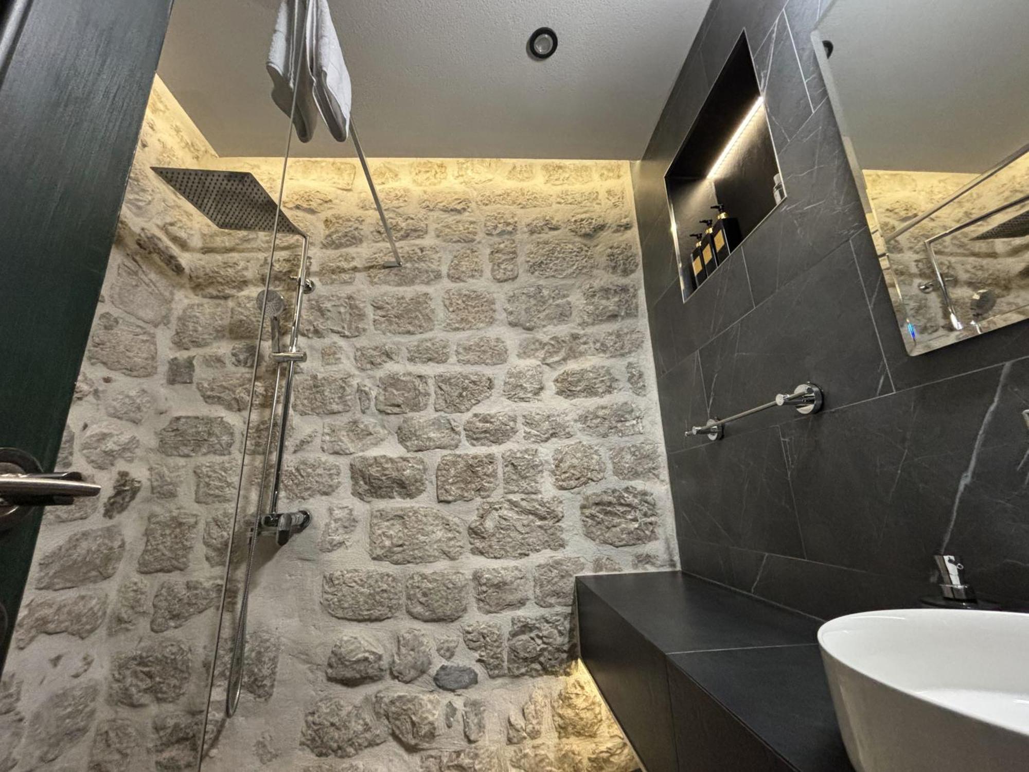 Kazin Supreme Hotel Kotor Buitenkant foto